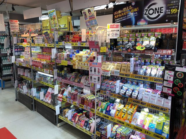 大人のおもちゃ、アダルトグッズのコンドームも信長書店日本橋店売場は広い！